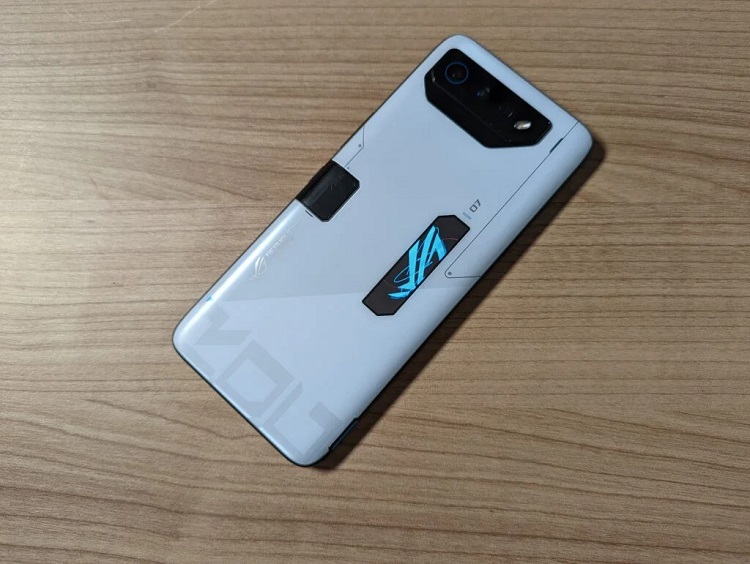 یکی از بهترین گوشی‌های مناسب پابجی موبایل موبایل گیمینگ Asus ROG Phone 7 Ultimate است.